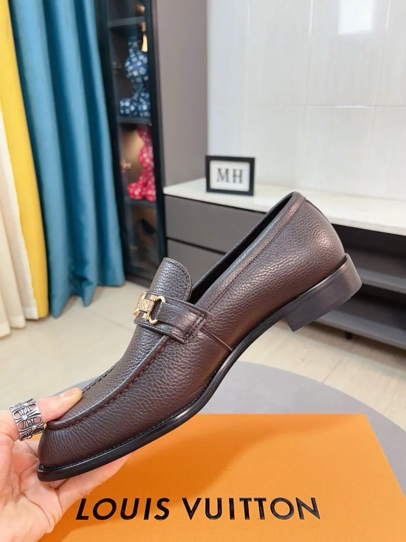 Men's Men's Shoes 💰480🌹🌹Niuli [LV] Louis Vuitton's new open-edge pigskin shoes are the most popular classic. Synchronized with the official website, the upper adopts Italian imported upper embossing➕comfortable cowhide lining, fashionable atmosphere, unique brand and unique craftsmanship. Highlighting the hot style of the new year. Stop hesitating, stop wandering, get it now. Code number: 38--44